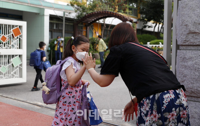 [포토]'우리딸 학교 잘 다녀와'