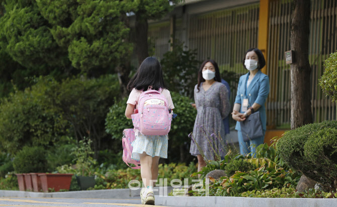 [포토]'수도권 초등학교 1, 2학년 등교'