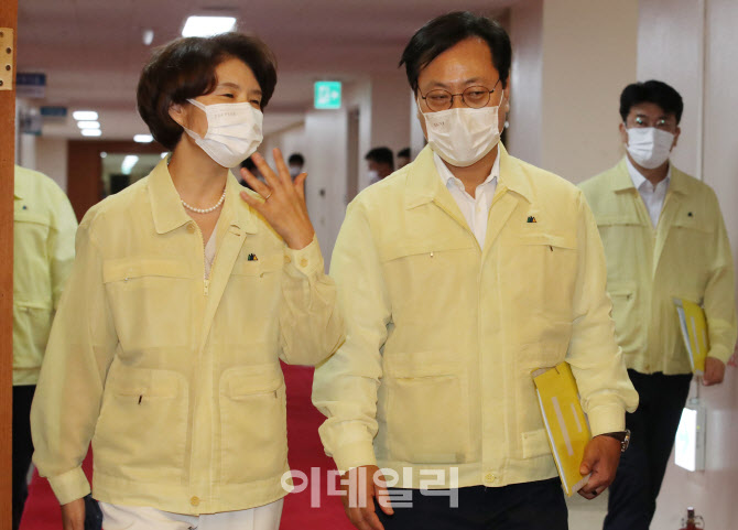 [포토]국무회의 향하는 한정애 환경부 장관-오영식 비서실장