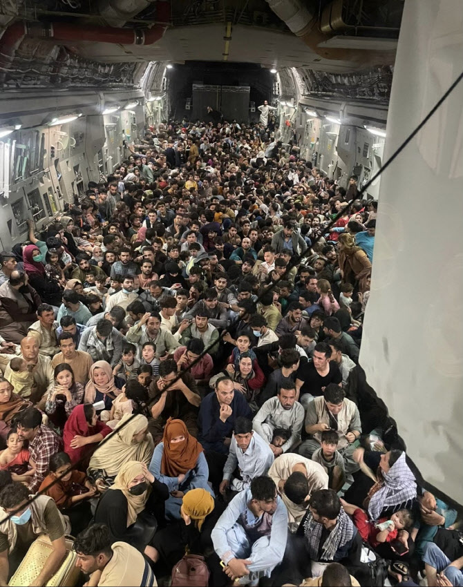 "아프간 동료들 탈출 도와달라" 美 3대 언론, 바이든에 SOS