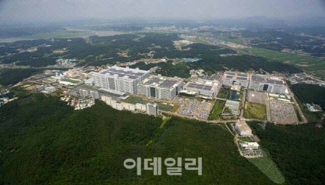 삼성D에 도전장 내민 LGD…중소형 OLED에 3.3兆 투자(종합)