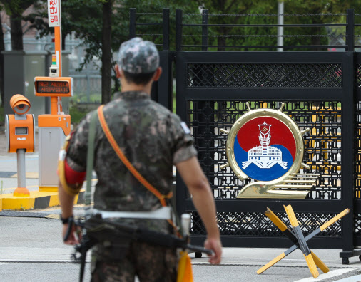 ‘해군 여중사 사망’ 상관 2명 입건···비밀보장 위반 혐의