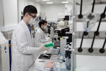 정부 독촉에도…임상 참여자난 속 더뎌지는 백신 개발