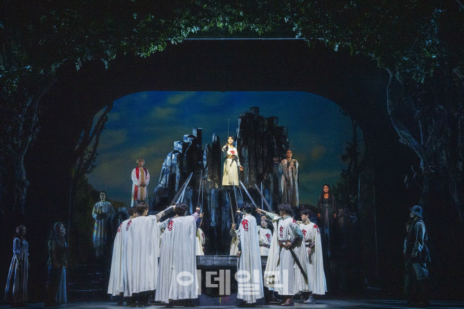 안무·음악·무대 확 바뀐 '엑스칼리버', 17일 성공적 개막