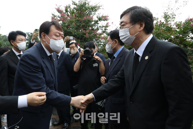 [포토]'악수하는 윤석열-김홍업'