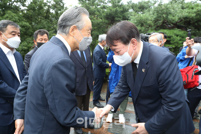 [포토]김대중 묘역 참배, '권노갑 이사장에 인사하는 윤석열'