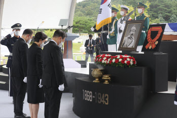 文대통령 “홍범도 장군님, 편히 쉬시라…국민에 큰 희망”(상보)