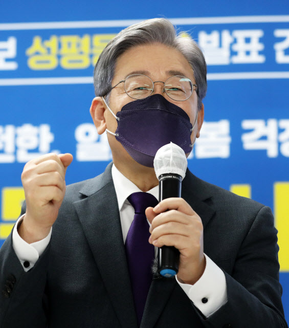 황교익을 어쩌나…`진퇴양난` 이재명, 파문 확산에 고심 중