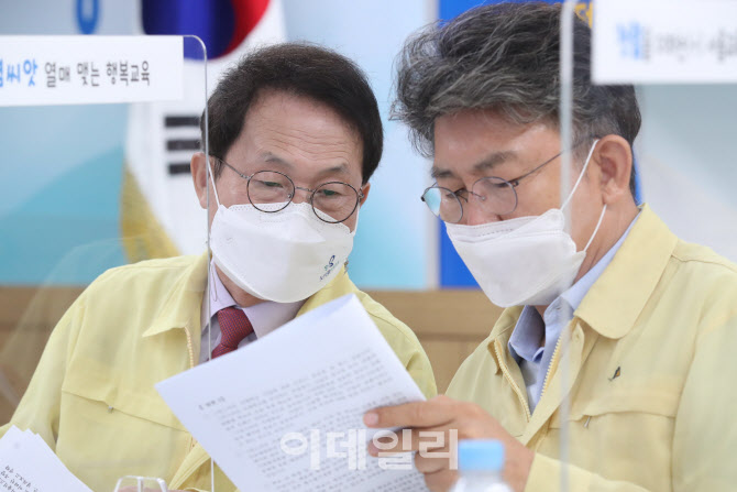 [포토]대화 나누는 조희연 교육감-강연흥 국장