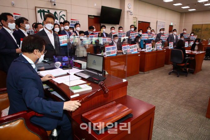 [포토]문체위, '의사봉 두드리는 도종환 위원장'