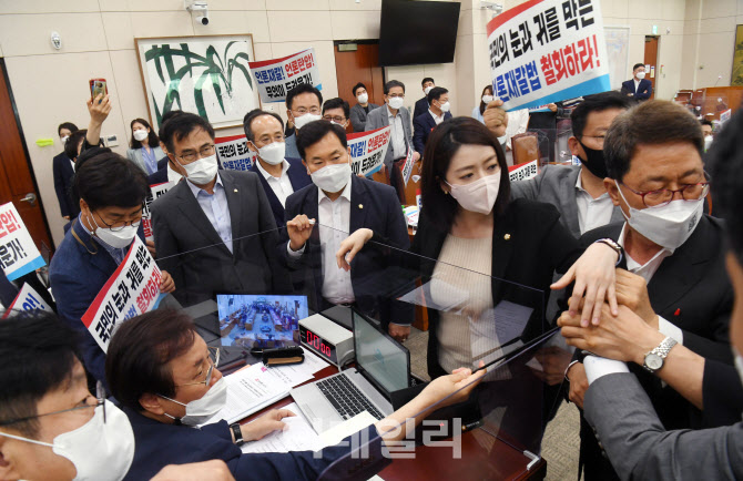 [포토]언론중재법 통과, '문체위 회의 막아선 국민의힘'