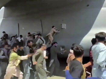 미군 수송기 추락 시신 또 발견...남은 카불 시민 '공포'