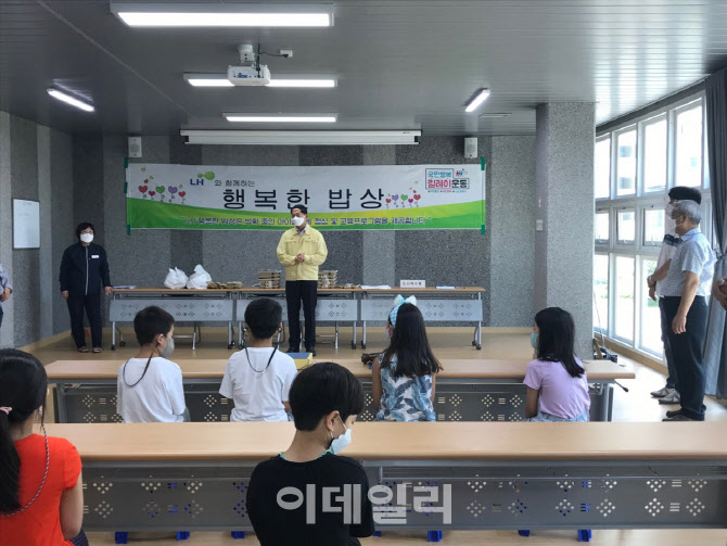 [포토]'행복한밥상' 사업현장 찾은 이재준 고양시장…"방학에도 아동 결식 없어야"