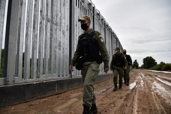 아프간 난민 막으려 ‘장벽’ 세운 그리스…“버리지 말아달라" 호소