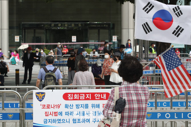 [포토]예배를 위해 모인 사랑제일교회 교인들