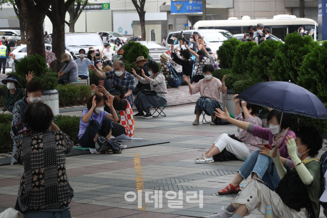 [포토]사랑제일교회 교인들로 북적이는 광화문