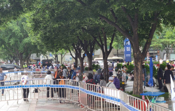 '시설 폐쇄' 사랑제일교회 신도들 광화문서 예배…경찰과 마찰