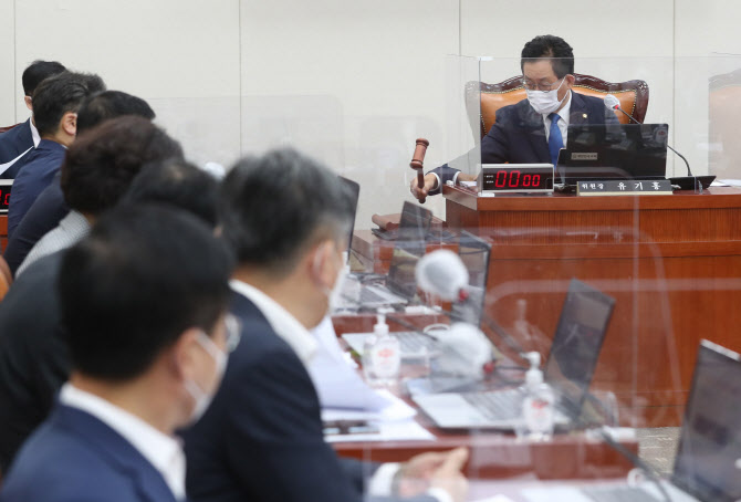 ‘교사 채용시험 교육감에 위탁’…사학법 개정안 위헌 논란