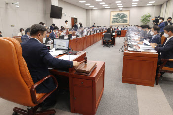 반년 만에 국회 간 靑…여야 ‘기모란 출석’ 놓고 날선 공방