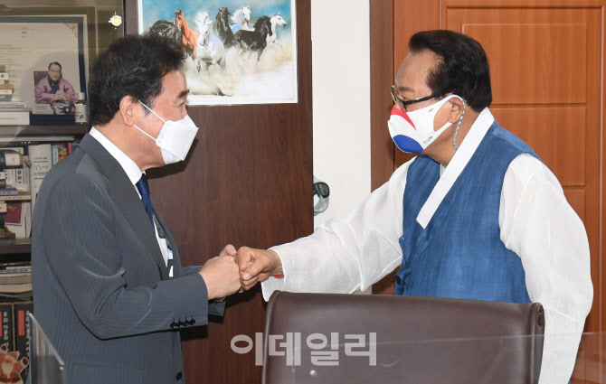 [포토]노인정책 간담회, '인사하는 이낙연-김호일'