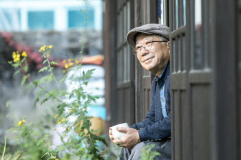 나태주 시인 "이번 시집은 힘들어하는 2030 위한 위로"