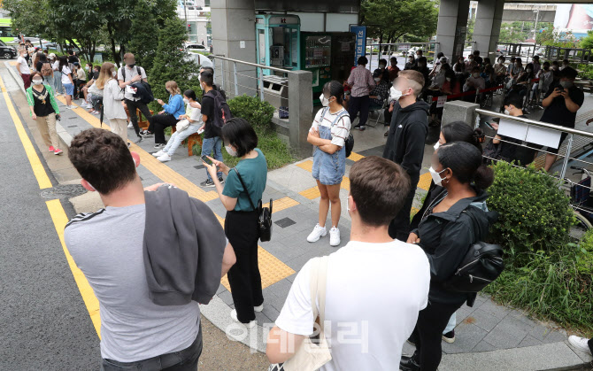 [포토]코로나19 신규 확진자 2천 명 안팎 예상…외국인 감염 급증