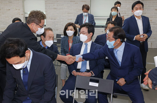 [포토]비전 발표회, '악수하는 최재형-홍준표'