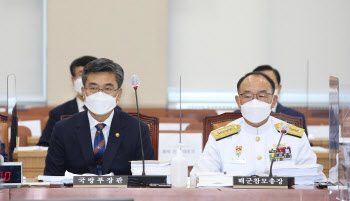 “軍수뇌부, 보위에만 사활”…文지시 출범 ‘민관군 합동위원’ 줄사퇴