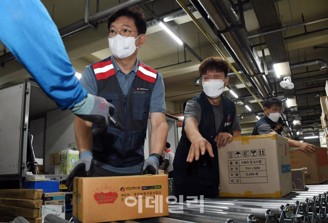 [포토]송영길, '택배 분류 작업합니다'