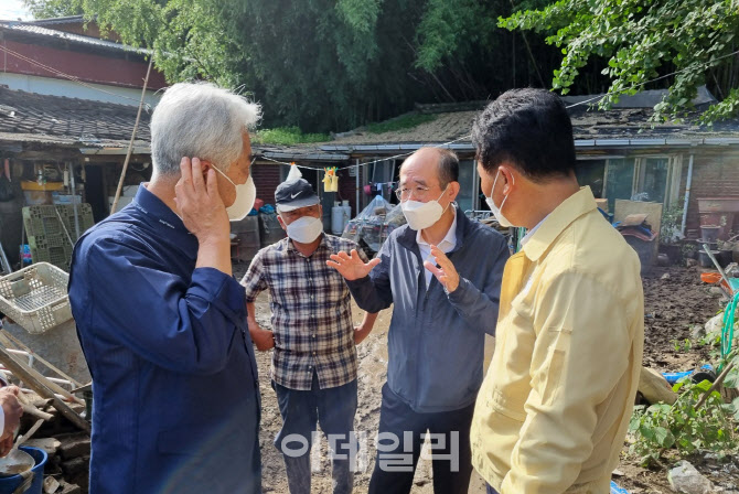 [포토] 유찬형 농협부회장, 태풍피해 농가 방문