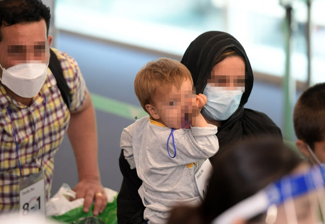 (영상)'엄마 손 잡고'…아프간 아이들, '아장아장' 한국 땅 밟았다