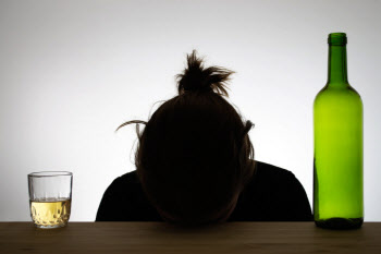 불안하고 우울한 20대, 알코올에 의지하려 하면 안돼