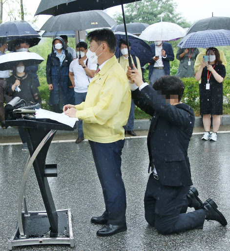 ‘무릎 꿇고 우산’ 법무부 차관 황제 의전 물의..野 "조선시대냐"