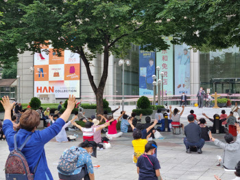 연설하고 찬송가 불러…사랑제일교회, 도심 야외 예배 강행