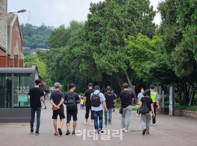 "자영업자인 아빠라 부끄럽다"…'생존 위협' 자영업자들, 거리 나서 걷기운동