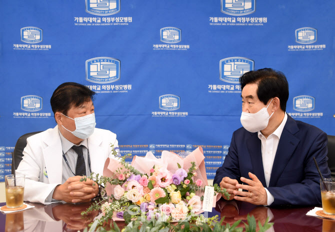 [포토]안병용 의정부시장 "코로나19 대응 앞장선 박태철 의정부성모병원장께 감사하다"