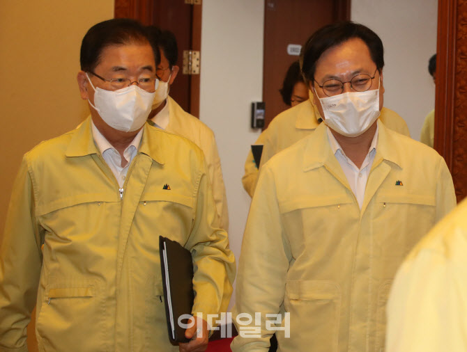 [포토]국무회의 참석하는 정의용 장관-오영식 비서실장