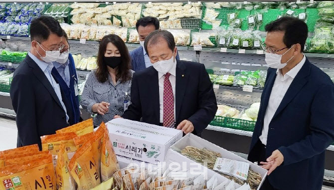 [포토] 식품안전점검하는 이규삼 농협 감사위원장