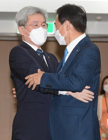 이주열·고승범, 첫 회동에서 두 차례나 포옹…`가계부채' 전쟁 총력전 예고