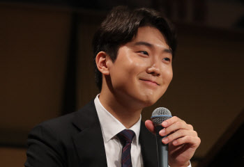 조성진 "콩쿠르 우승후 5년..이제 다시 쇼팽을 연주할 때"