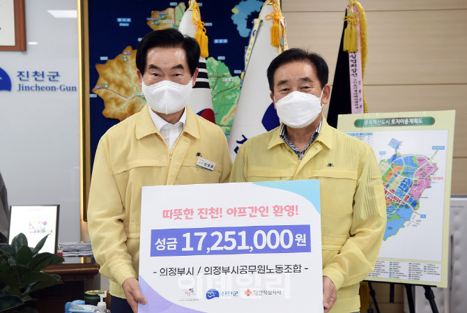[포토]안병용 의정부시장, 아프간 특별기여 입국자 위한 성금 1천700만원 전달