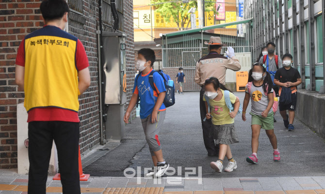 [포토]거리두기 4단계 속 '등교 확대' 첫날 풍경