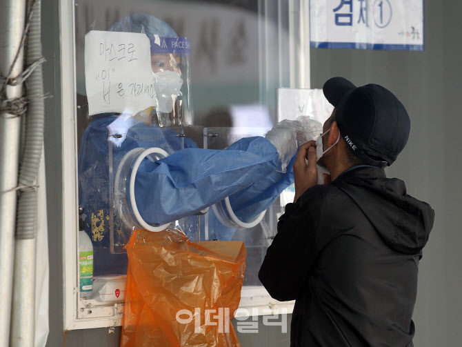 [포토] 코로나19 검사받는 시민