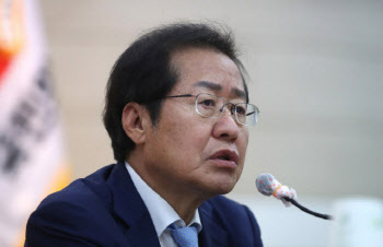 "방위라고 매일 맞아"...홍준표, 이재명 이어 'D.P.' 감상문