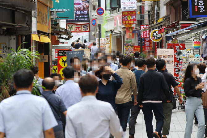 '위드 코로나'로 사회 분위기 쏠리자, 방역당국 '제동'