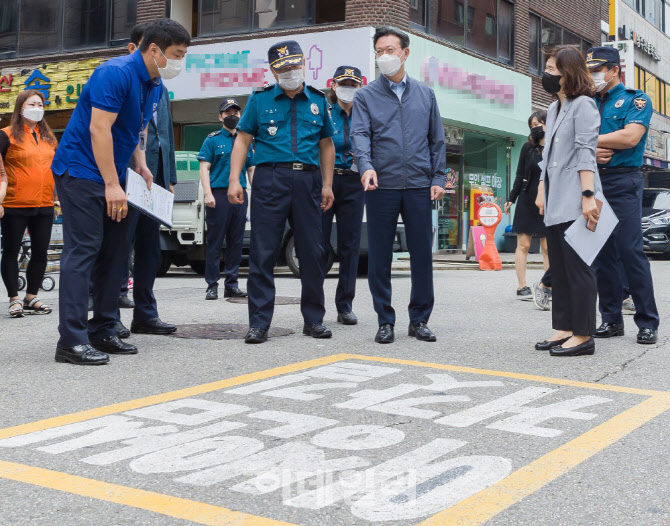 [포토] 여성안심귀가길 점검하는 채현일 영등포구청장