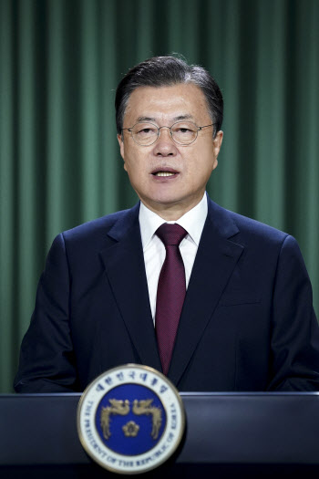 文대통령 “사회안전망 강화해 함께 잘사는 나라로”
