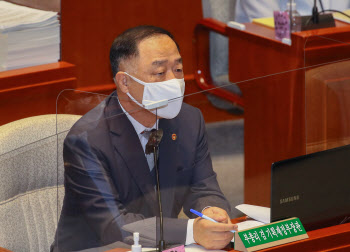 홍남기 “전세대출 은행한도 예외 적용, 쉽지 않아”