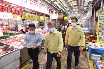 권칠승 장관, 전통시장 활력 회복 위한 장보기 나서