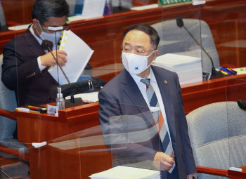 "`에브리씽 버블` 올 수 있다" 경고…국회서도 나라 곳간 공방